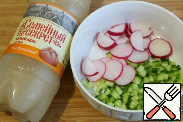 Cut the radishes in thin slices, if large radish cut circles in half. Put it in the salad bowl.