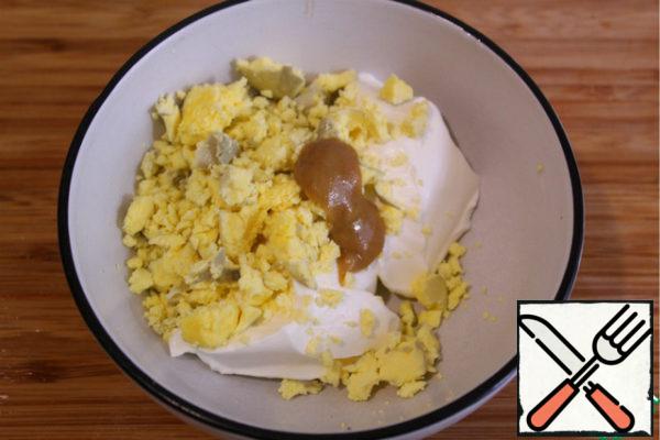 Divide eggs into whites and yolks.
Finely chop the whites in a bowl. Sour cream pour into the bowl, add 2 tbs kvass, yolks, mustard and rub until homogeneous mass. 