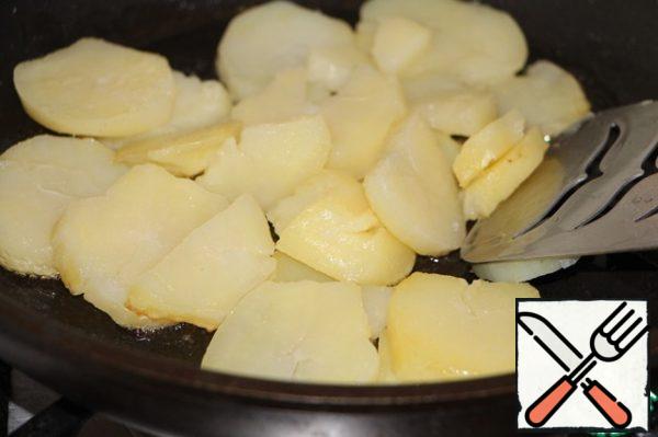 The potatoes were served separately... in a pan.
Peel, cut and fry potatoes until golden brown on vegetable oil.