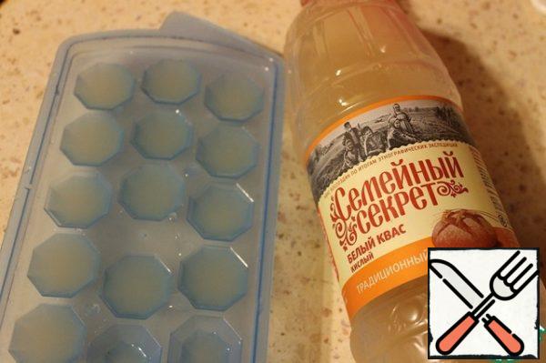 Kvass pour into ice molds and put in the freezer for 3-4 hours.
(This can be done in advance).