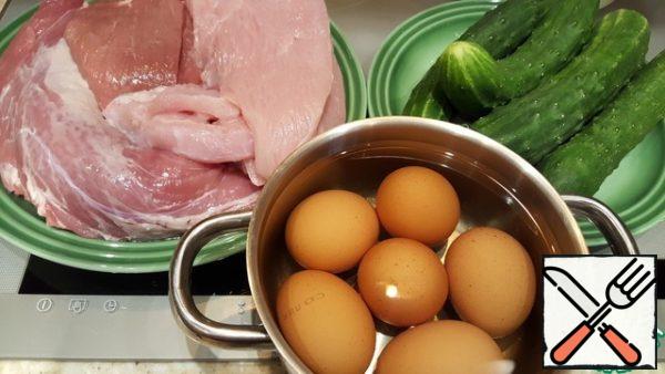 Prepare the ingredients.
Boil hard-boiled eggs. Wash cucumbers.
Wash and dry the meat.