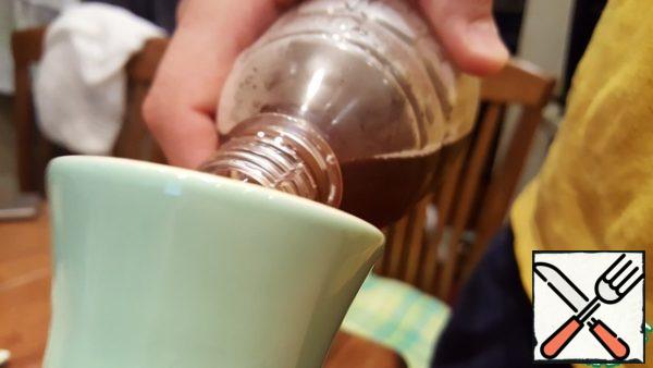 Pre-pour some kvass into a jug.
