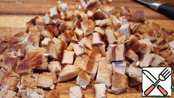 Cut the fried meat into cubes.
The total weight of the finished meat should be 400 g.
But, since my cucumbers were quite large, I took a little more meat.