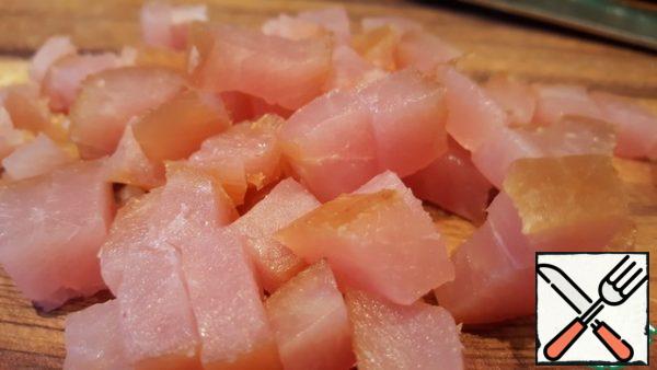 According to the recipe, it is advisable to add salted meat.
I took a turkey carpaccio. Cut into cubes.
