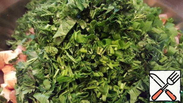 Wash, dry and finely chop the greens.
Greens in okroshka should traditionally be quite a lot.