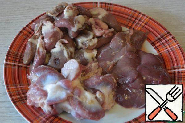 Wash chicken stomachs, hearts and liver, boil separately. Boil the stomachs and hearts for about 1 hour, and the liver for 5-7 minutes.
