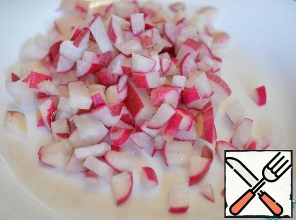 Finely chop the radish.

