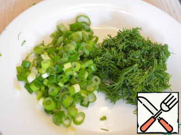 Finely chop the dill and green onions.
