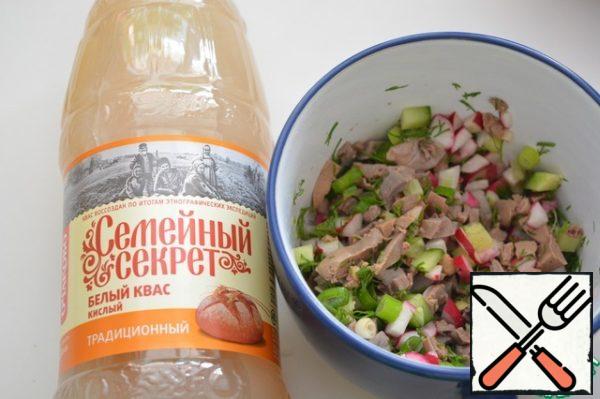 Mix all the ingredients and pour cold kvass. Add salt and sour cream to taste.
For the dietary version, sour cream can be excluded or replaced with yogurt.