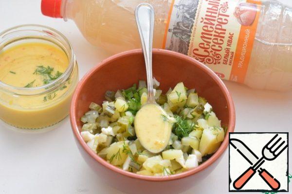 Combine the "solid" components of the okroshka and pour on plates.
Add 1-2 tablespoons of egg sauce.
Mix kvass with brine and pour into okroshka.
