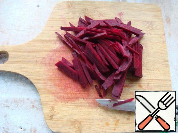 Cut the beetroot into thin strips or as you like, put to simmer for 20 minutes in a saucepan with a glass of water and 1 tsp vinegar 9%.
In parallel, boil the carrots and egg.