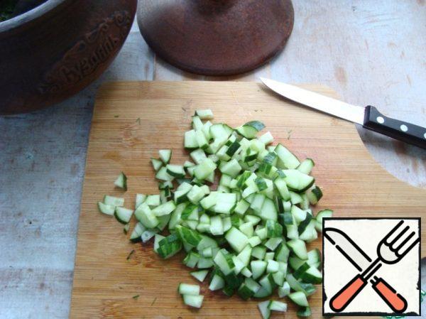 Cut finely fresh cucumber.