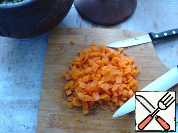 Boil the carrots, peel them and cut them into small cubes.
I like to chop carrots very finely for okroshka.