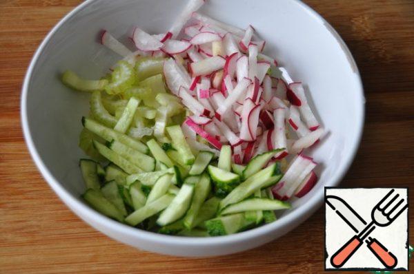 Vegetables (cucumber, radish, celery) cut cubes or straws. Can grate on a coarse grater.