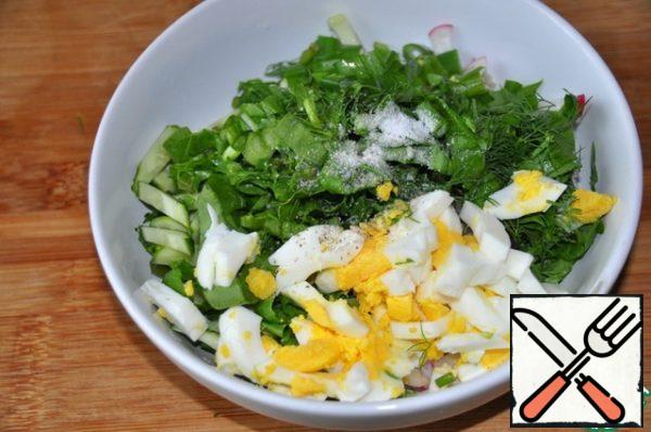 Adding chopped greens (green onion, spinach, dill, cilantro) and sliced egg. Put the salt, freshly ground pepper, stir.