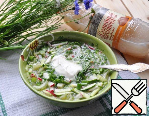 I prefer to put vegetables and herbs in a bowl and pour ice kvass into it. Put a spoonful of sour cream or yogurt on top.
Enjoy your meal!