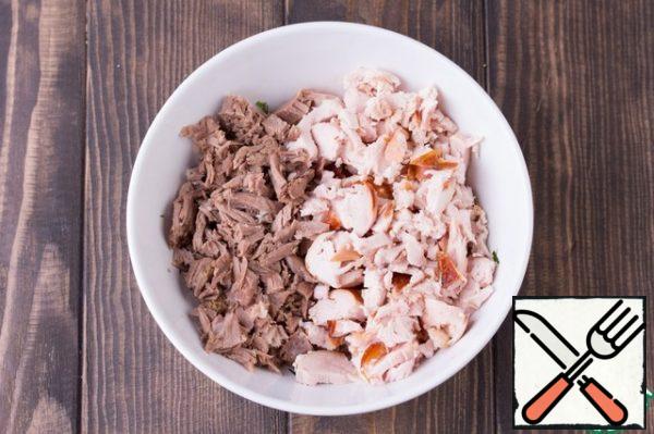 Finely chop the boiled beef across the fibers.
I usually cook in advance using a slow cooker, then it turns out very tender.
Cut the smoked chicken breast into medium-sized cubes or slices.