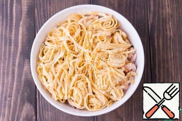 Beat the eggs with salt until smooth.
Grease a well-heated frying pan with oil and bake a thin pancake of 3 eggs (on both sides), greasing the pan before each new pancake.
Roll the pancakes into a tube and cut into noodles.