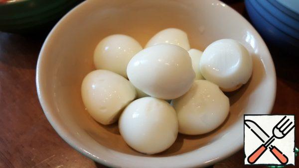 Boil quail eggs, cool and clean.