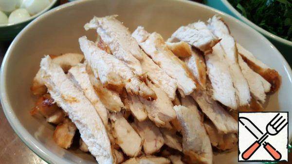Fry chicken breast.
I pre-marinated breast in lemon juice.
And fry in slow cooker in the "deep-fried" after the potato. Since the breast was deep fried, I dried it with a paper towel.
Cut into strips.