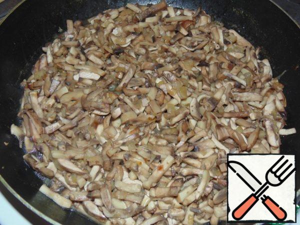 Onions finely cut and fry in vegetable oil. Cut the mushrooms into strips and fry with onions for 5-7 minutes.