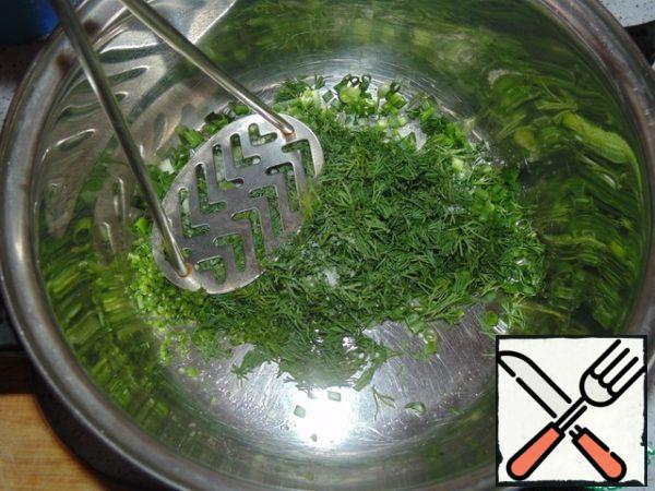 Chop the dill and green onions finely, rub with salt.
So the okroshka turns out to be more fragrant.