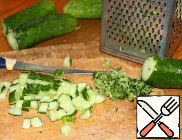 Secret No. 1.
Grate the tips of the cucumbers on a fine grater to give the soup a special, rich aroma of freshness.
Cut the rest into cubes.