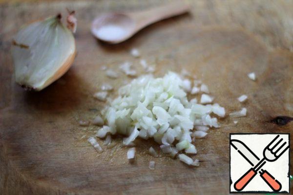 Secret No. 2.
Finely chop the onion, add salt and mash thoroughly, you can mash it with a potato masher.
Thanks to this procedure, the onion gives the kvass its flavor and loses its sharpness and bitterness.