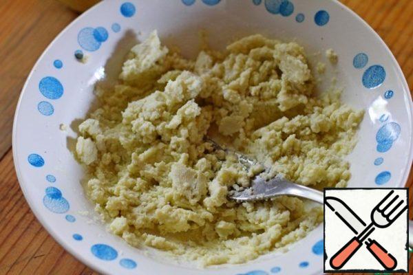 If you cook on dark, sweet kvass, then I advise you to add mustard and apple cider vinegar to the yolks, this will add piquancy to the dish.