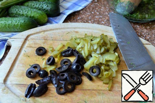 Olives and pickled cucumber cut.
Lay out to green onion.
And to certainly okroshka was green-replace olives.
