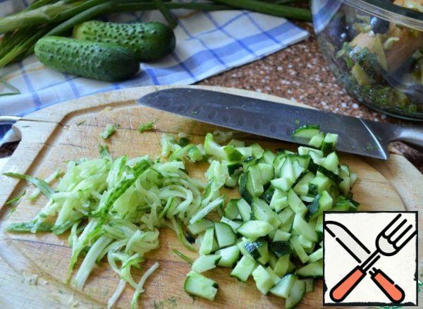 A cucumber cut slices, a second grate thin strips ( on the Korean grater).
Add to the pot.