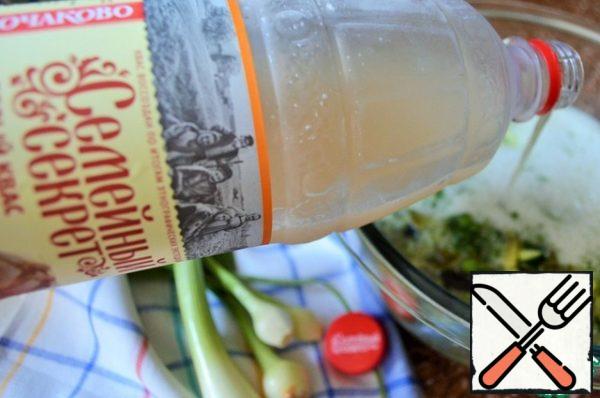 Pour kvass to the vegetables, mix, add salt to taste.
