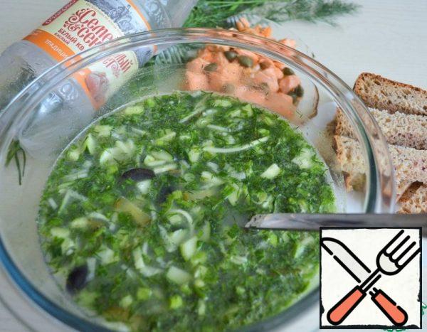 Here is and is ready green okroshka. Add the fish on the table, a La carte, directly to the plate.
Offer sour cream.
