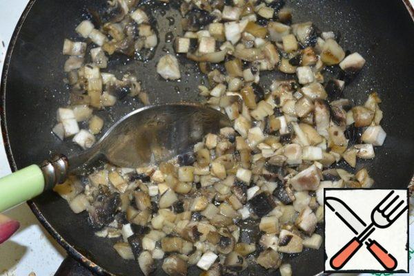 Mushrooms fry in vegetable oil.