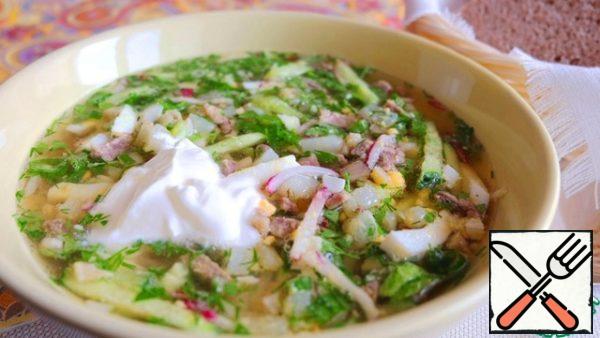 In a bowl, add sour cream and kvass to taste.
