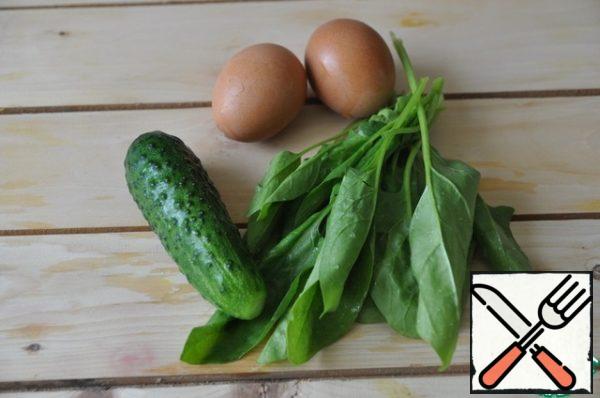For cooking, we will need hard-boiled eggs, spinach and cucumbers.
