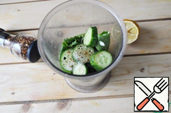 Put the peeled eggs, sliced cucumber, spinach in the blender bowl, add lemon juice, chili pepper and salt. Grind in a blender.
