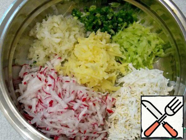 Chop half of the onion and grind with salt until the juice forms.
Grate all vegetables, potatoes and eggs on a coarse grater.
Just chop the rest of the onion. Mix it up.
