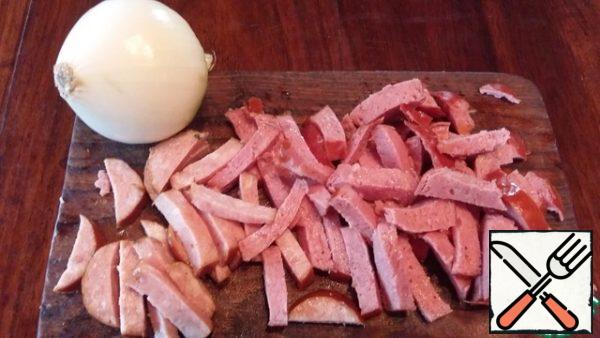 Onions finely cut and fry with diced smoked sausage and small sausage. Add to the soup along with fragrant pepper and Bay leaf 5 minutes before end of cooking.