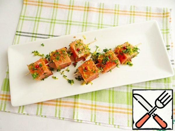 String the salmon on skewers, rub with marinade and put it in the refrigerator.
