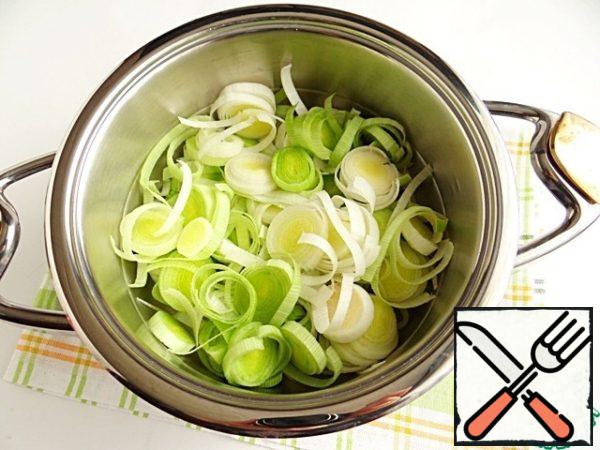 Put the leeks in a 3-liter saucepan.
