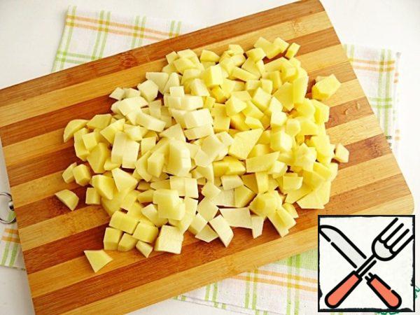Peel the potatoes, wash them and cut them into cubes.
