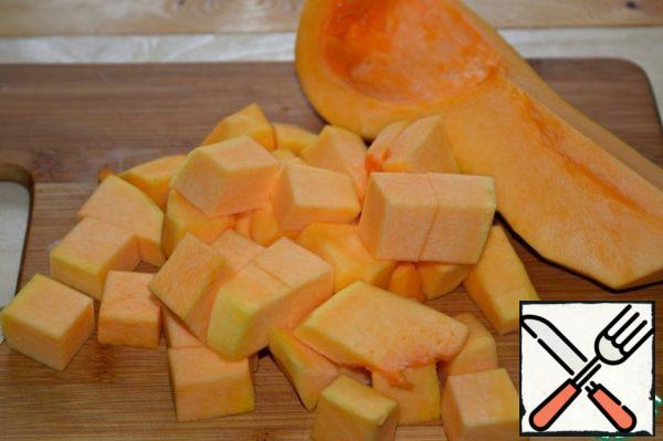 Peel the pumpkin, cut into large cubes.
