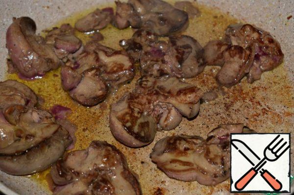 At this time, the chicken livers, rinse and pat dry with paper towel. Fry for 3 minutes on each side over high heat.