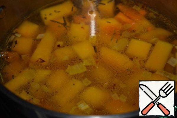 In a pot of already soft pumpkin add the fried vegetables, boil for a few minutes.