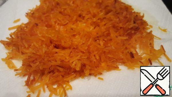 Heat the vegetable oil and fry the pumpkin until crisp.
