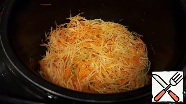 Fry the carrots and potatoes until tender. Remove excess oil.