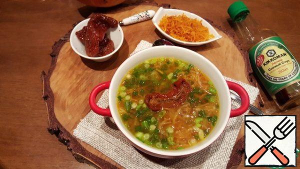 Remove meat from broth and cut into serving pieces. Add the meat to the plate. Put desired amount of vegetables, add the chopped green onions. If you wish to put in a plate of sun-dried tomatoes. Pour the broth, add the pumpkin crunches and immediately serve.