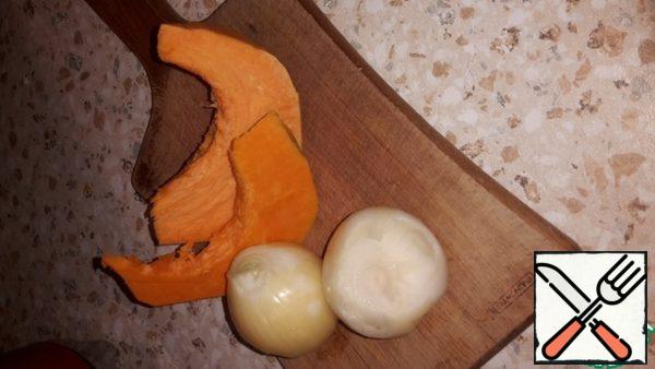 While broccoli and cauliflower are in the water, you can peel potatoes, onions and slice pumpkin.
