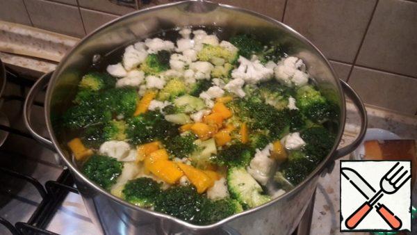 Now put on the fire pan with water, when water boils, need to to to put salt on them, put an vegetables in pan and bring until boil, then reduce the fire and boil about 5-6 shadowing until willingness potatoes.